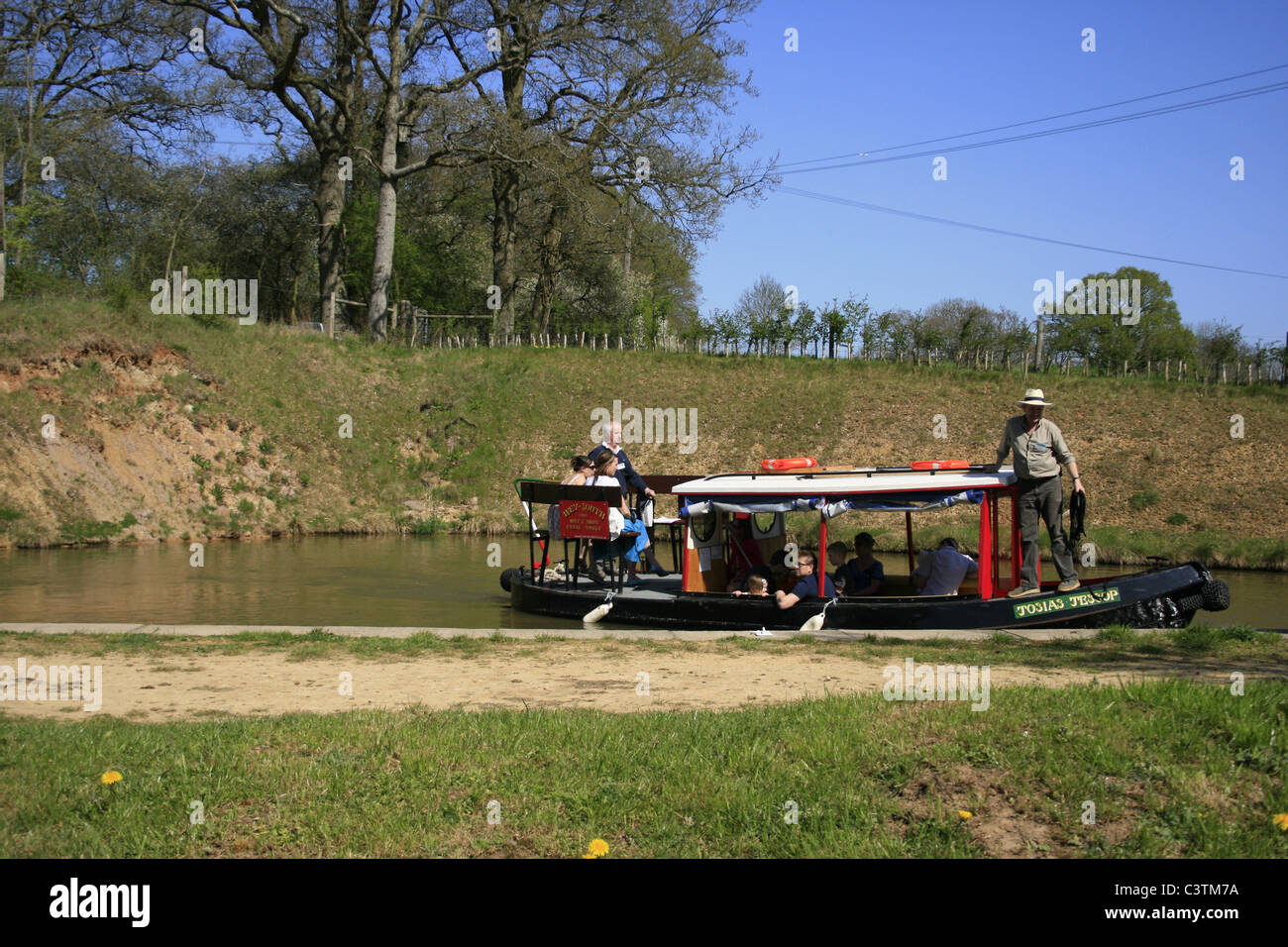 Les gens à bord d'un bateau croisière le long de la section lien Loxwood idyllique du canal sur la frontière de Surrey/West Sussex Banque D'Images