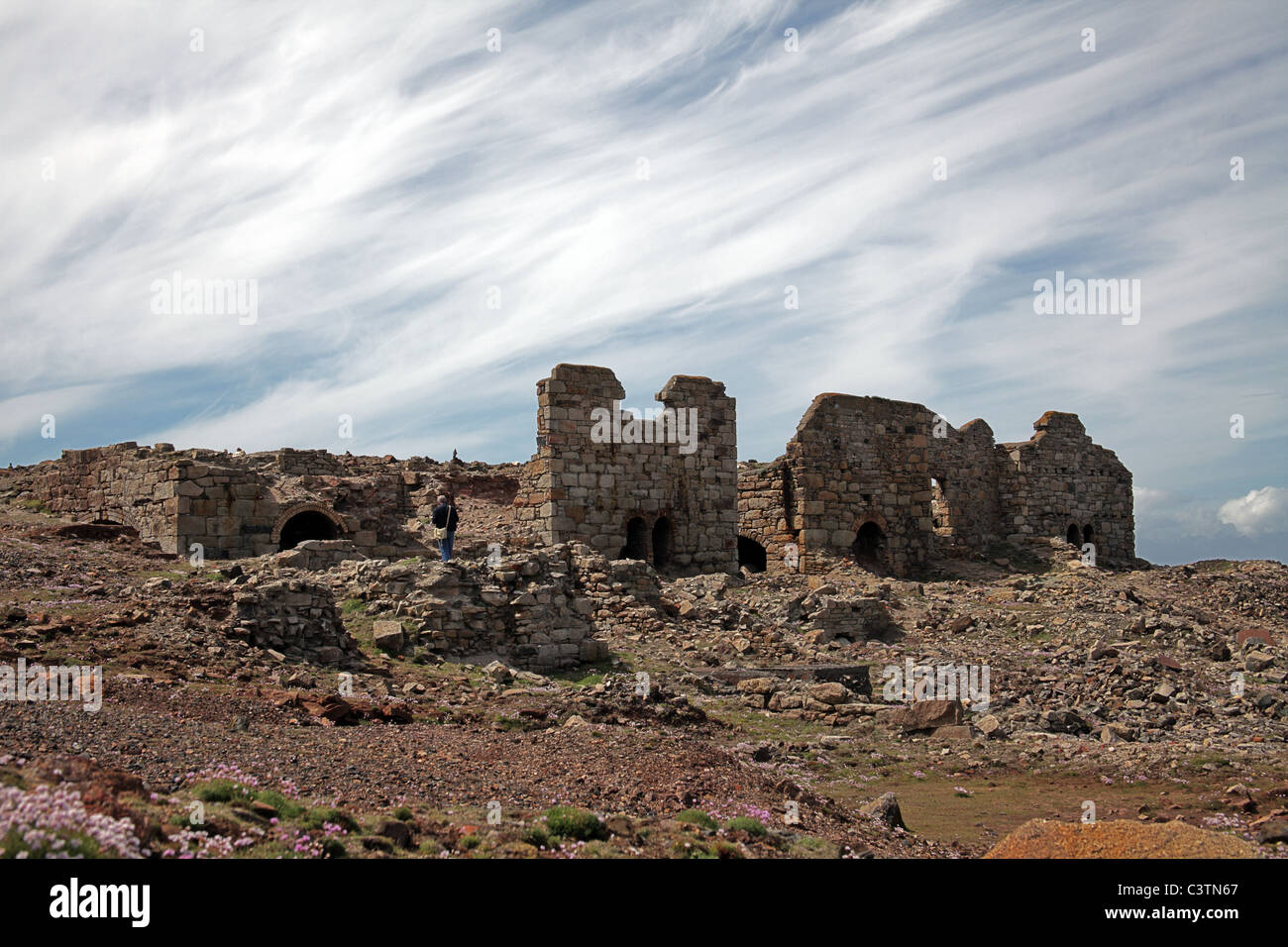 Les vestiges de l'Arsenic Calcinateur tunnels en levant tin mine, Cornwall Banque D'Images