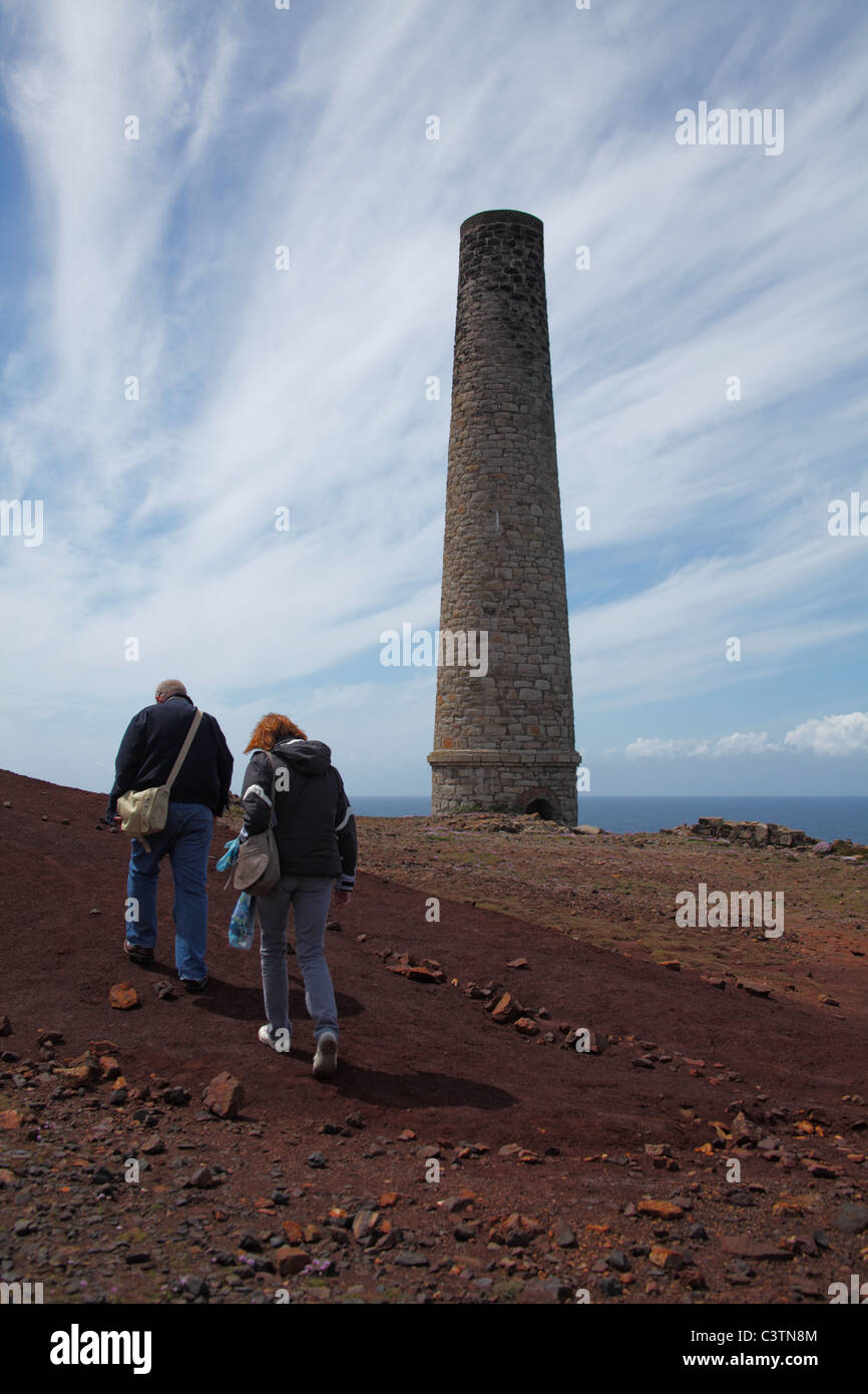 Les touristes à la découverte de la mine d'étain du Levant, St Just, Cornwall. Banque D'Images