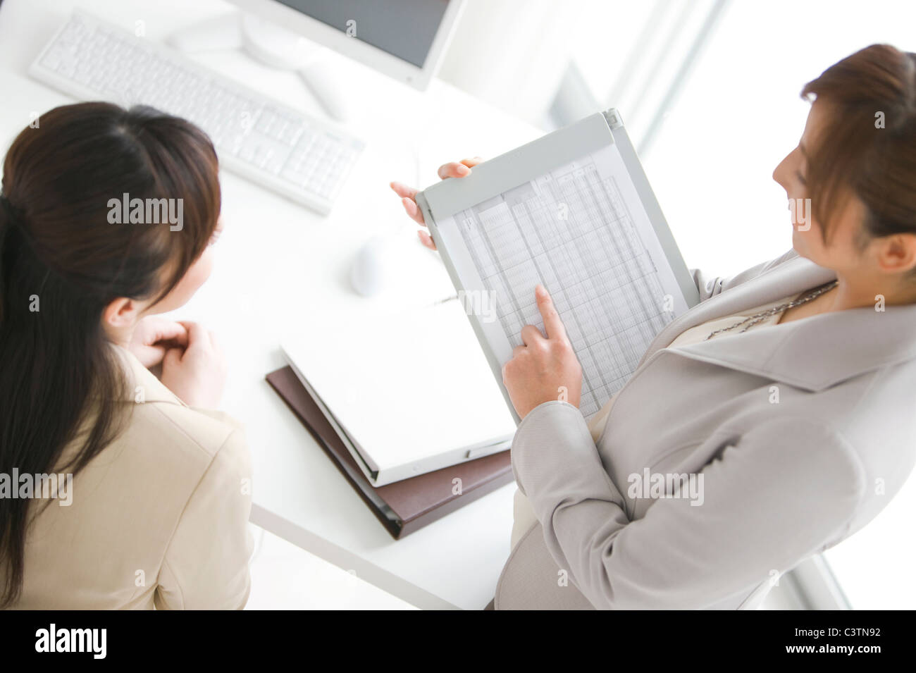 Two Businesswomen Working Banque D'Images