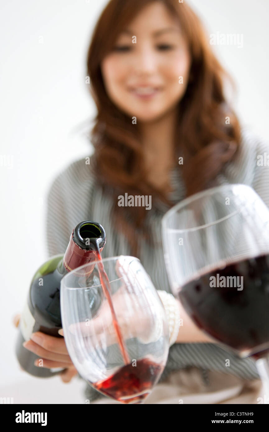 Mid adult Woman Pouring Wine Banque D'Images