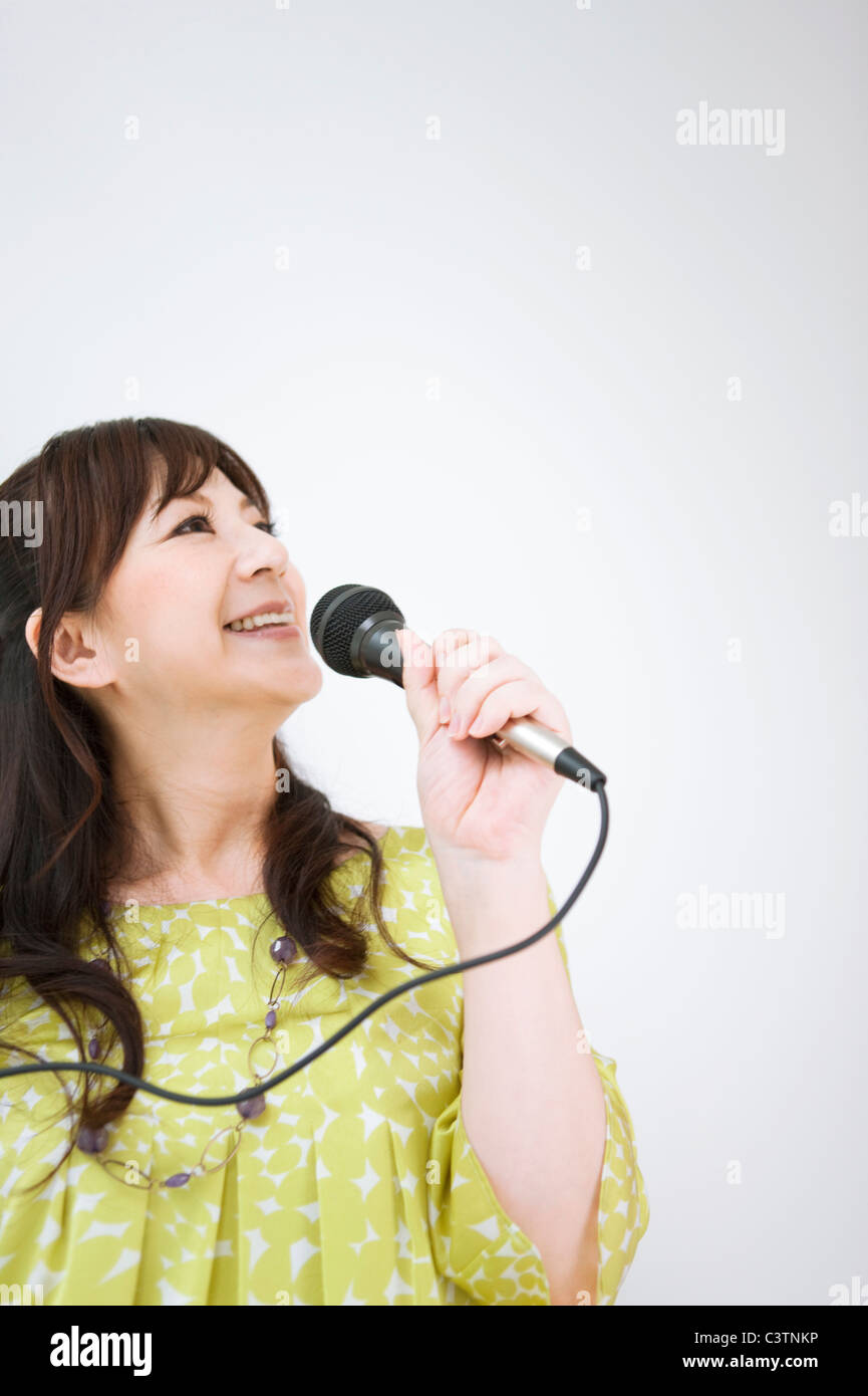 Woman Singing Karaoke Banque D'Images