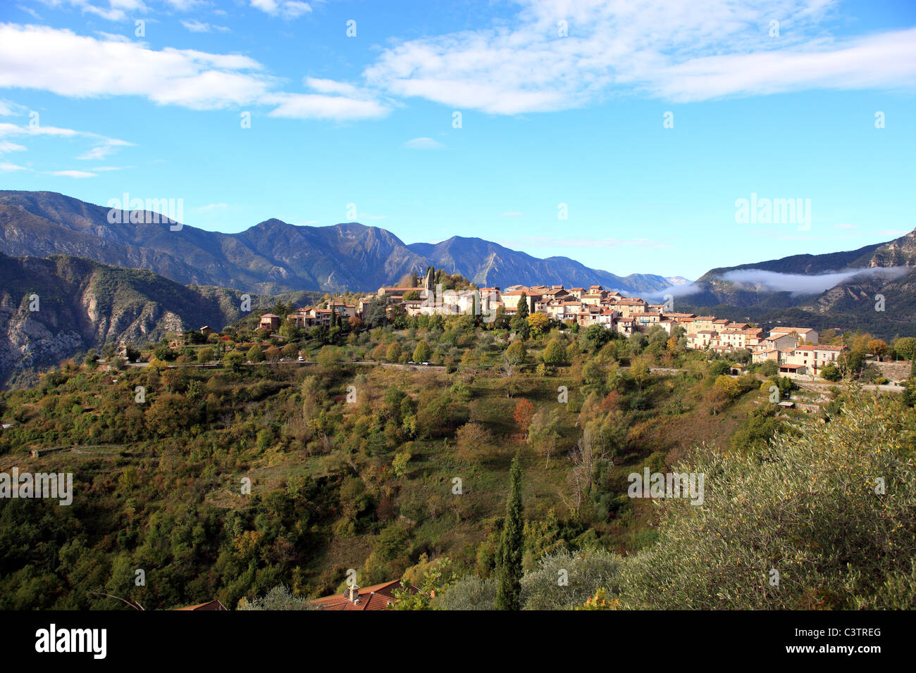 Le village perché de La Tour-sur-Tinée, dans la vallée de la Tinée dans l'arrière pays du Var Banque D'Images