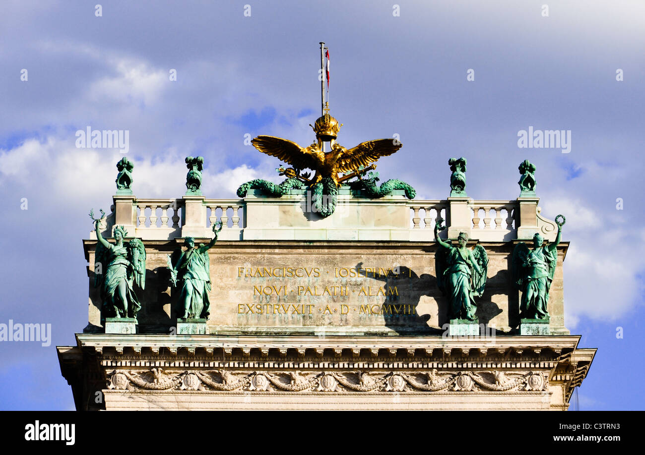 Golden Eagle et sculptures en posture dominante au sommet d'Hofburg, vienne, autriche Banque D'Images