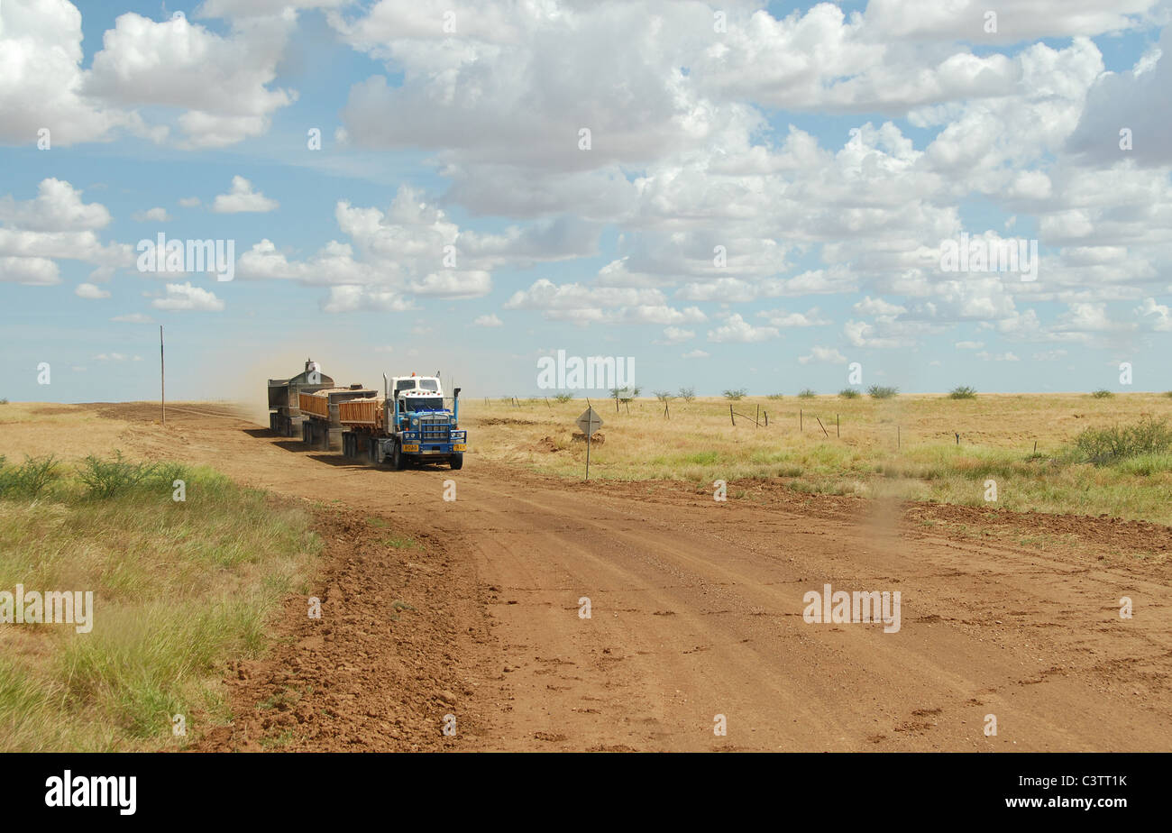 Road train sur route près de poussière dans la station de Carisbrooke Outback Queensland, Australie Banque D'Images