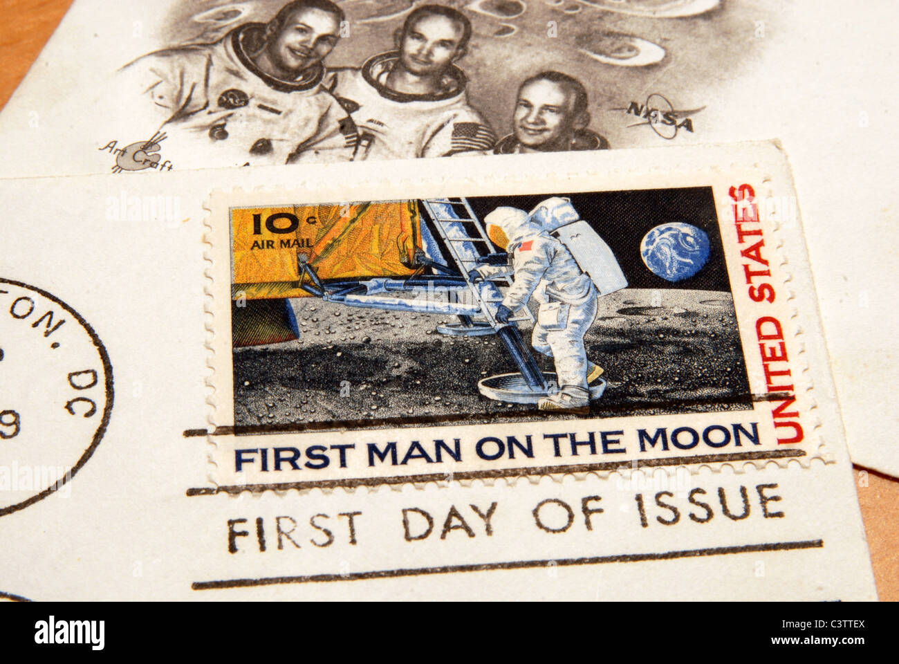 Gros plan d'une carte postale avec le timbre commémorant le premier homme sur la lune Banque D'Images