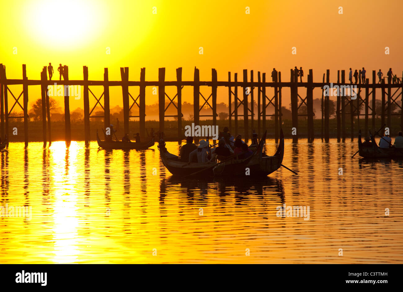 Célèbre pont tique au coucher du soleil au Myanmar Banque D'Images