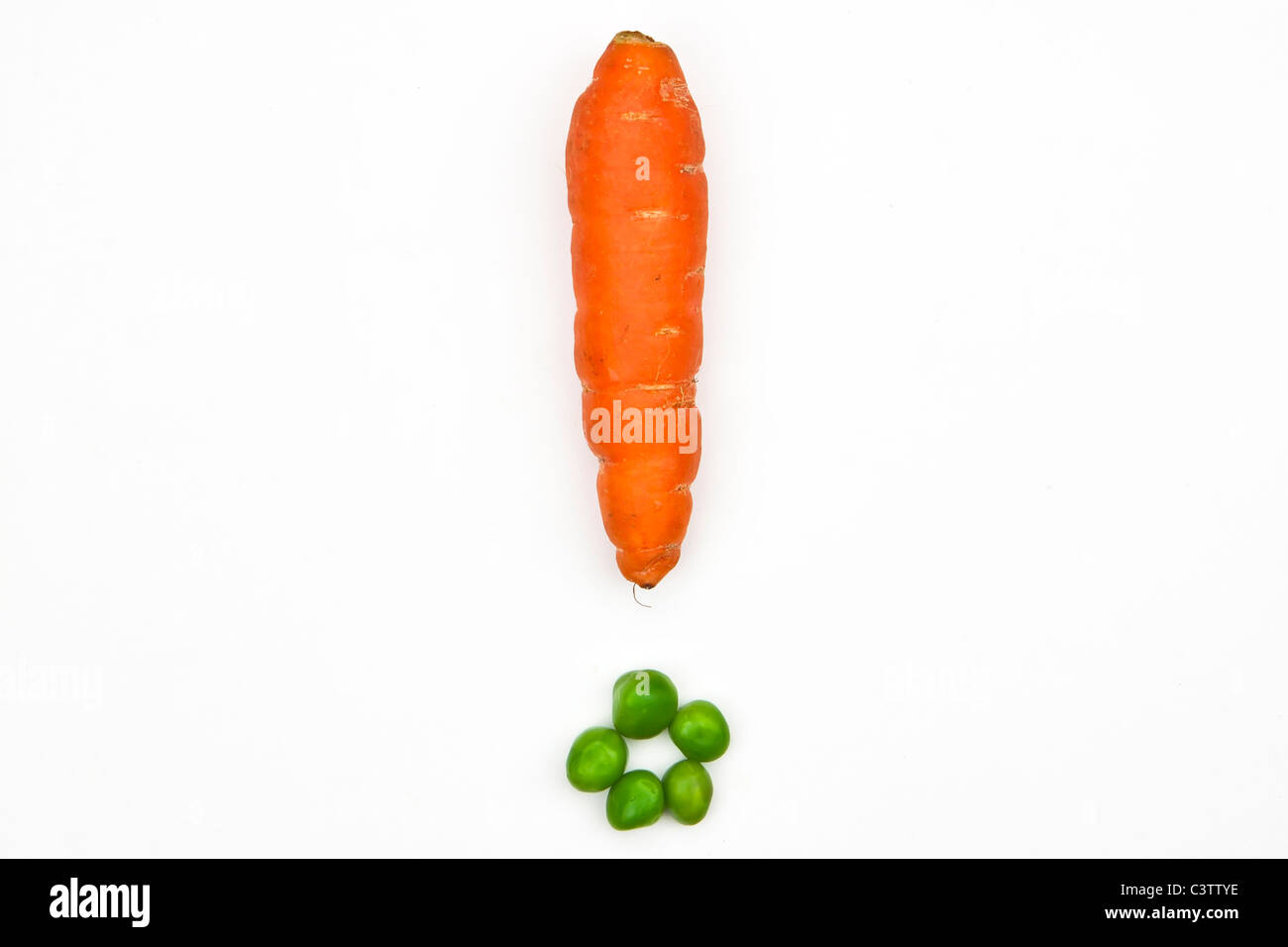 Une carotte et cinq petits pois qui construisent un point d'exclamation Banque D'Images
