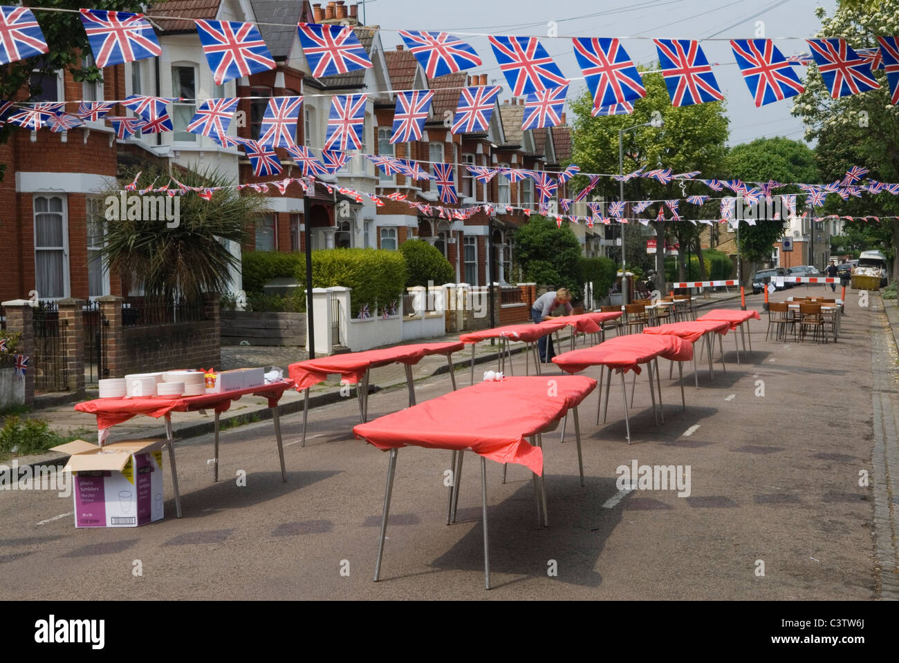 Fête de rue du quartier britannique avril 29 2011. Préparation préparer des tables en cours de préparation pour les célébrations du prince William et Catherine Kate Middleton leur mariage. South London Wandsworth Angleterre des années 2010 Royaume-Uni HOMER SYKES Banque D'Images