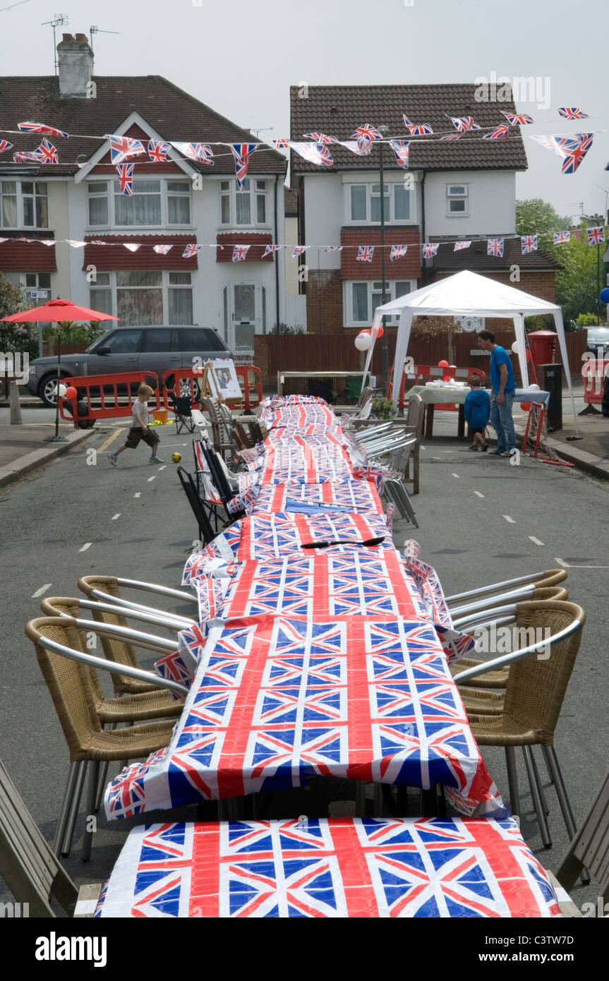 Fête de rue du quartier britannique avril 29 2011. Préparation préparer des tables en cours de préparation pour les célébrations du prince William et Catherine Kate Middleton leur mariage. South London Wandsworth Angleterre des années 2010 Royaume-Uni HOMER SYKES Banque D'Images