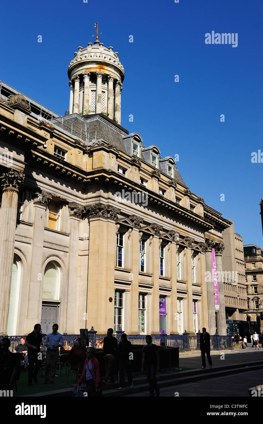 Café de la chaussée à côté de la galerie d'Art Moderne au Royal Exchange Square, Glasgow, Ecosse Banque D'Images