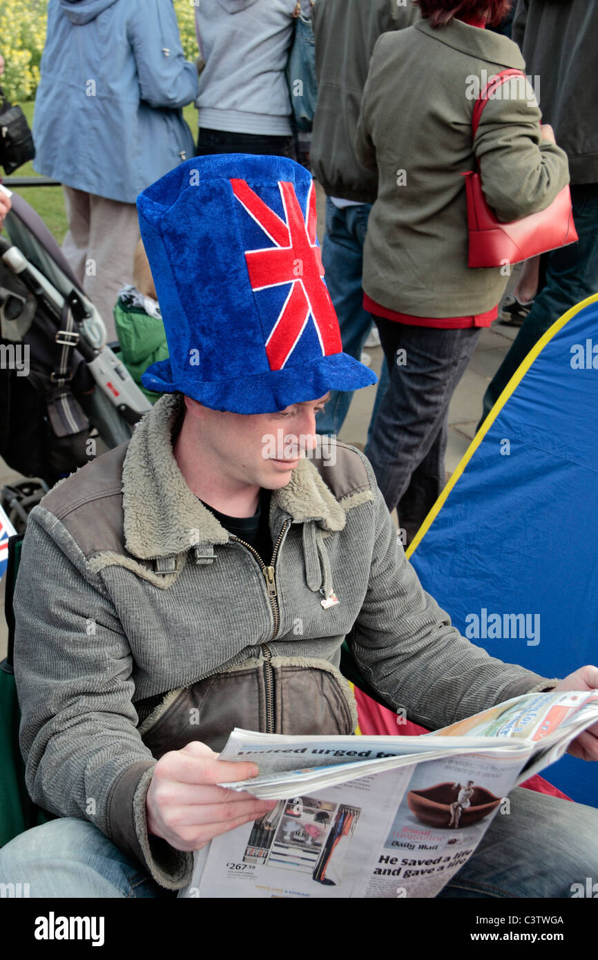 L'homme drôle de chapeau de fourrure qui l'attendaient à Buckingham Palace la nuit avant le mariage du Prince William et Kate Middleton. Banque D'Images
