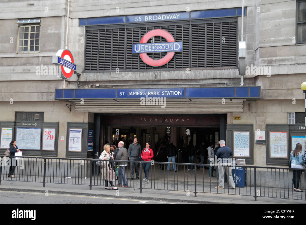 Une entrée de la station de métro St James Park, la Petite France, Londres, Royaume-Uni. Le QG de London Transport est au-dessus de cette station. Banque D'Images