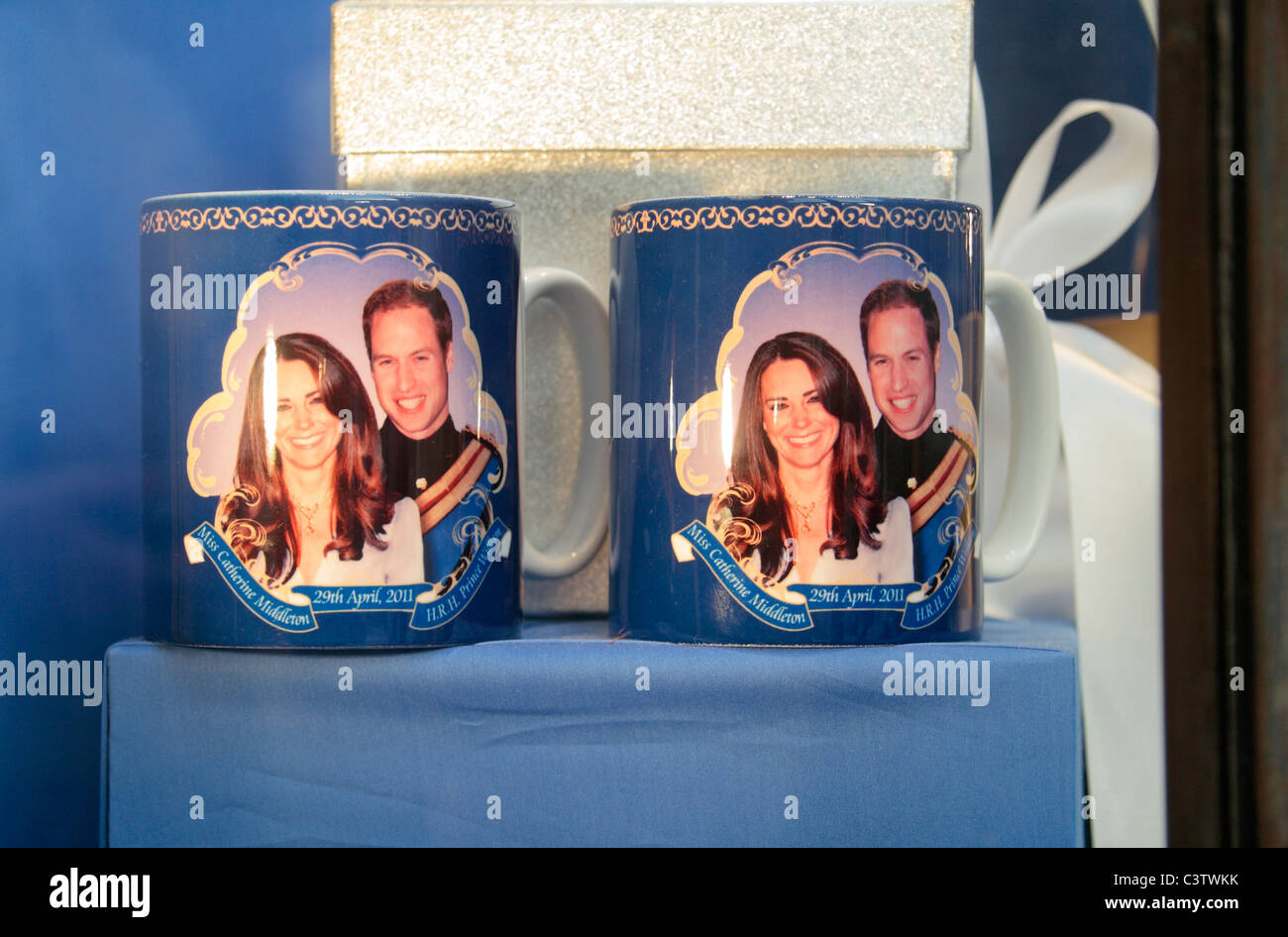 Tasses dans le souvenir de l'abbaye de Westminster book shop célébrant le mariage du Prince William et Kate Middleton, le 29 Avr '11. Banque D'Images