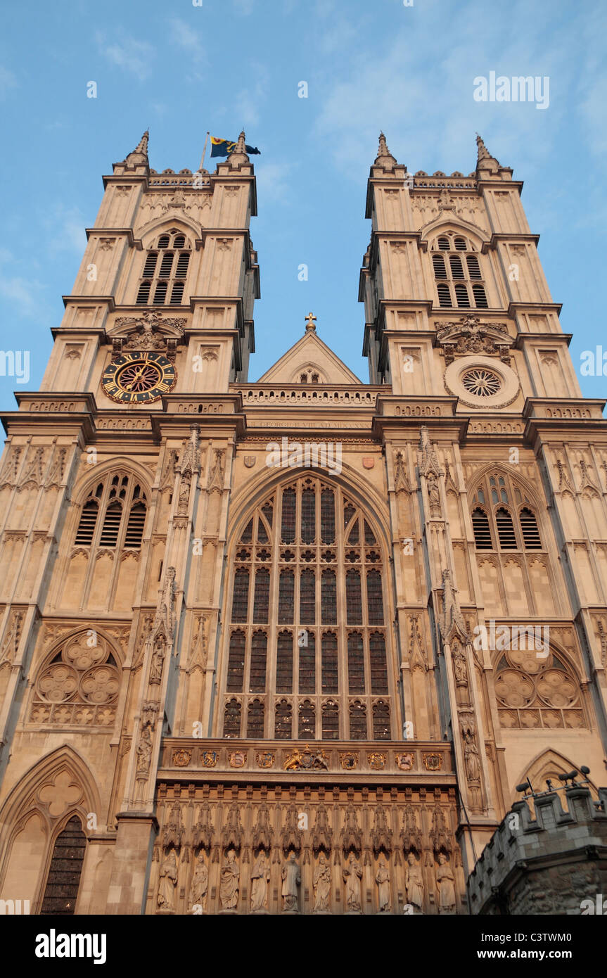 Vue vers les tours jumelles au-dessus de la porte Ouest de l'abbaye de Westminster, Londres, Royaume-Uni. Banque D'Images