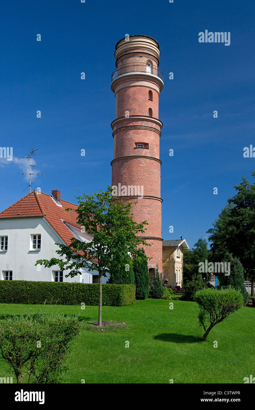 Le vieux phare dans le port de Travemünde, Lübeck, Allemagne Banque D'Images