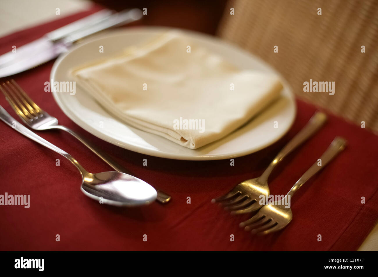 Focus sélectif detail shot de la plaque et de l'argenterie sur la table de restaurant Banque D'Images