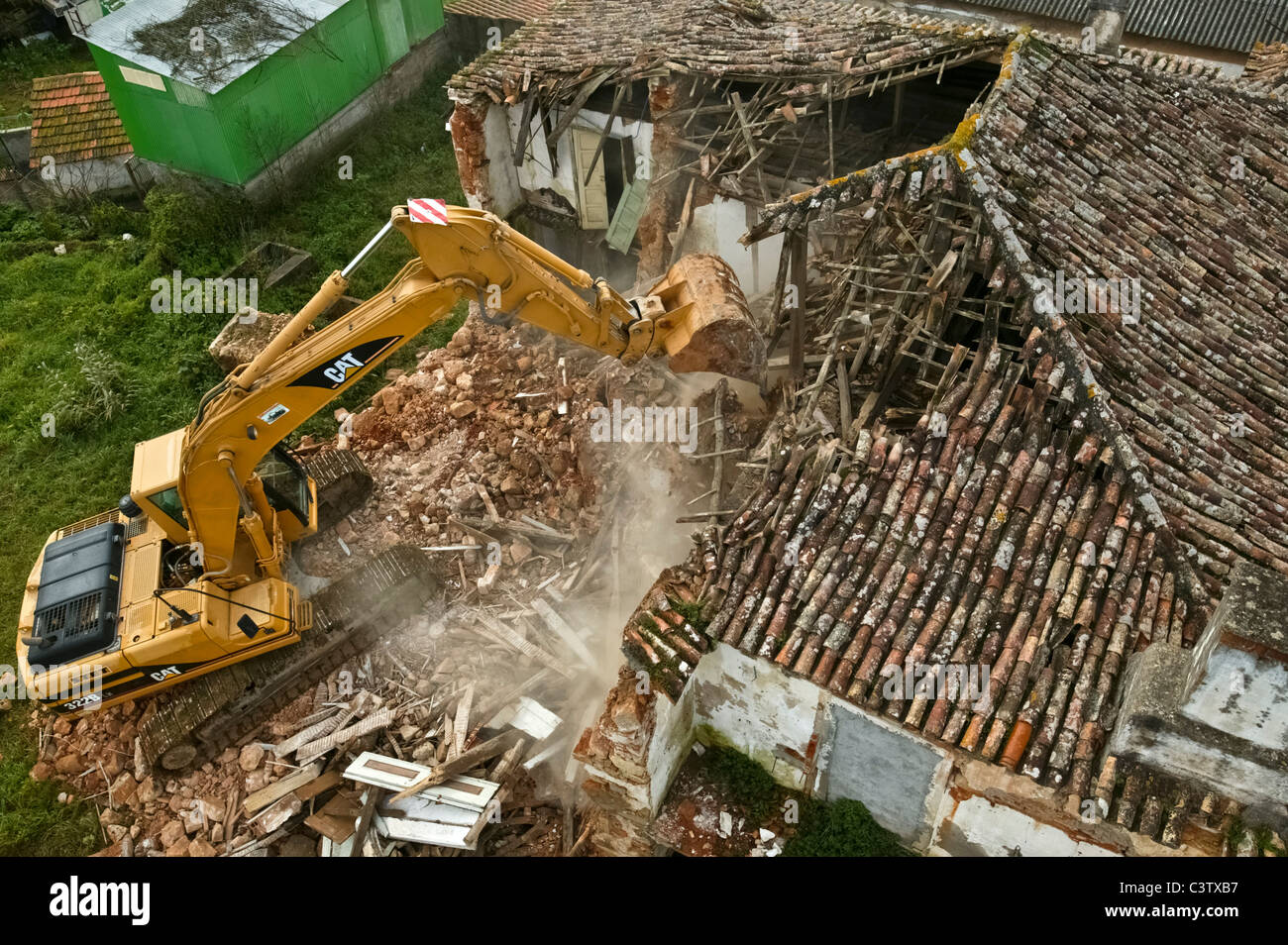 Démolition de bulldozer une vieille maison Banque D'Images