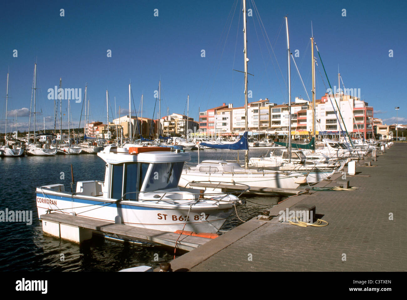 Temps D Automne Ensoleille Sur Le Port De Plaisance Cap D Agde Herault Languedoc Roussillon France 34 Photo Stock Alamy