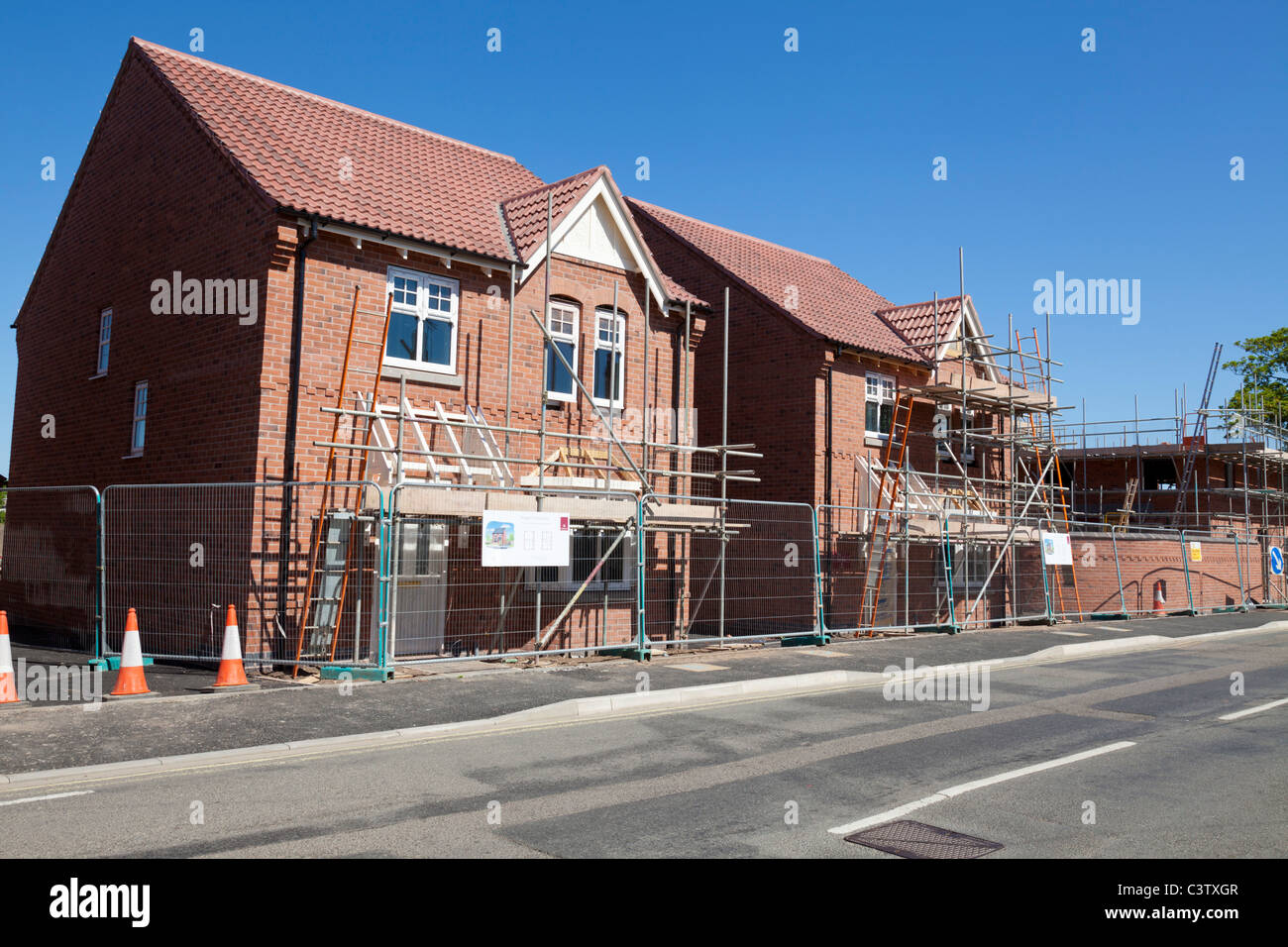 Nouveaux logements en construction sur propriété résidentielle sur un ancien site du champ brun Angleterre GO UK EU Europe Banque D'Images