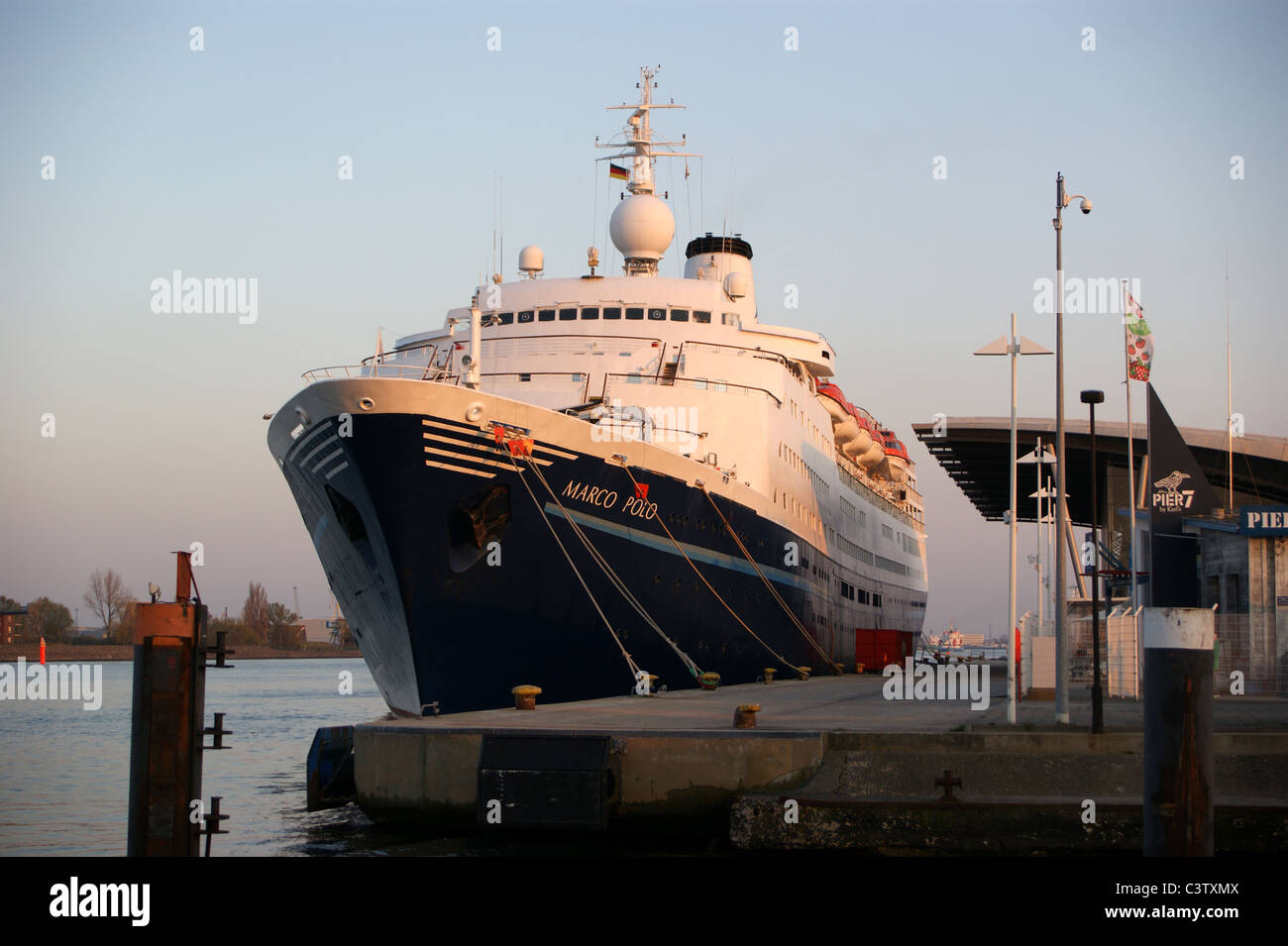 Image d'archive de l'Ocean Liner MV 'marco Polo' amarré au Warnemunde Cruise Centre, Rostock, Mecklembourg-Poméranie-Occidentale, - Allemagne, mis au rebut en 2021 Banque D'Images