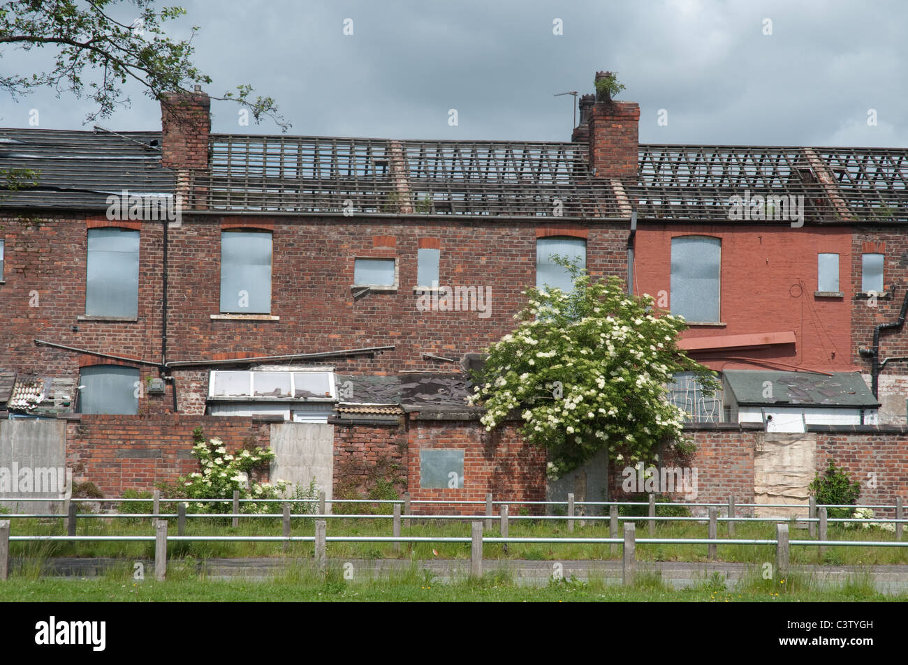 La propriété mitoyenne à Broughton supérieur,Salford, à la démolition après expropriations par Salford City Conseil. Banque D'Images