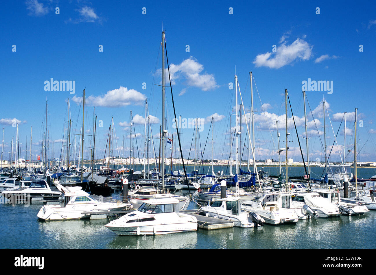 La marina de Vila Real de Santo António, dans le sud du Portugal Algarve de l'est de la province. Banque D'Images