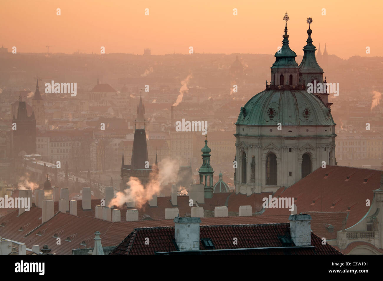 Lever du soleil sur Prague avec le dôme orné de la cathédrale Saint-Nicolas à Mala Strana Banque D'Images