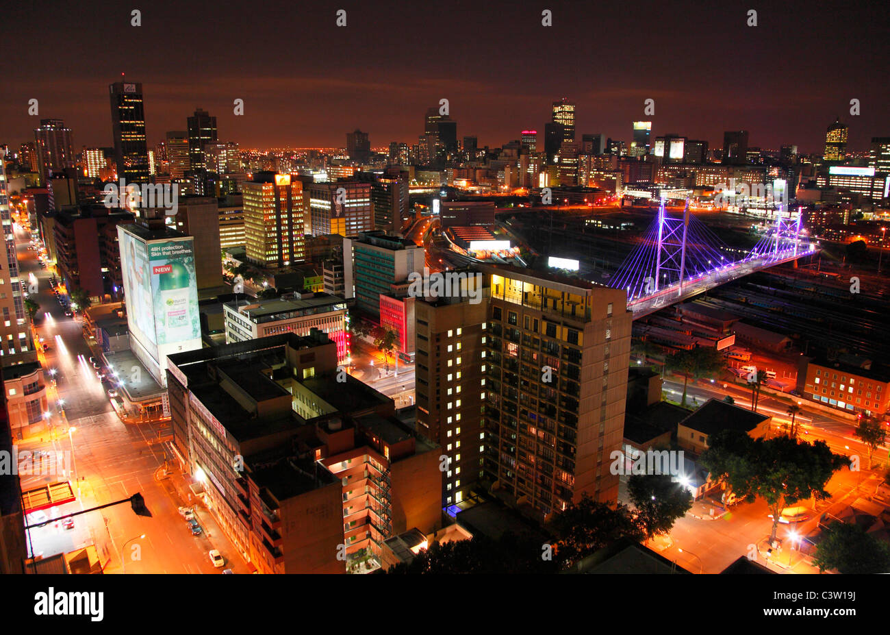 La ville de Johannesburg et Nelson Mandela bridge vu la nuit du haut d'un club à Braamfontein. Johannesburg, Afrique du Sud Banque D'Images
