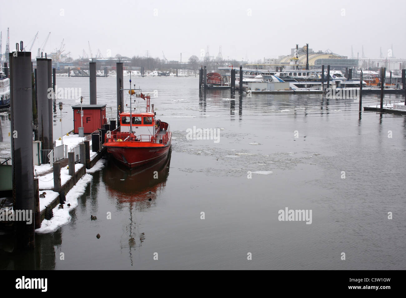 Tugboat lié à un port de plaisance dans le port Binnenhafen à Hambourg, Allemagne Banque D'Images