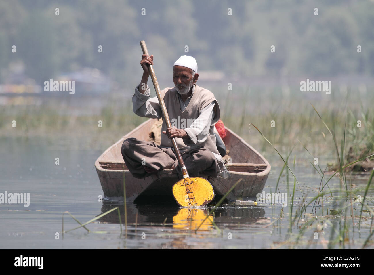 L'homme en bateau à rames Banque D'Images