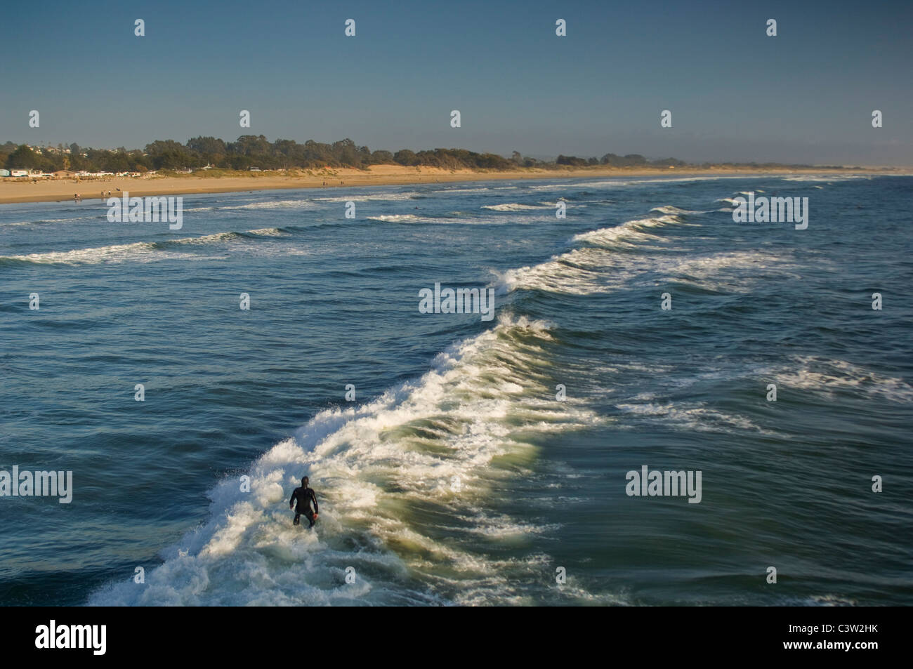 Surfer sur les vagues d'équitation à Pismo Beach, Californie Banque D'Images