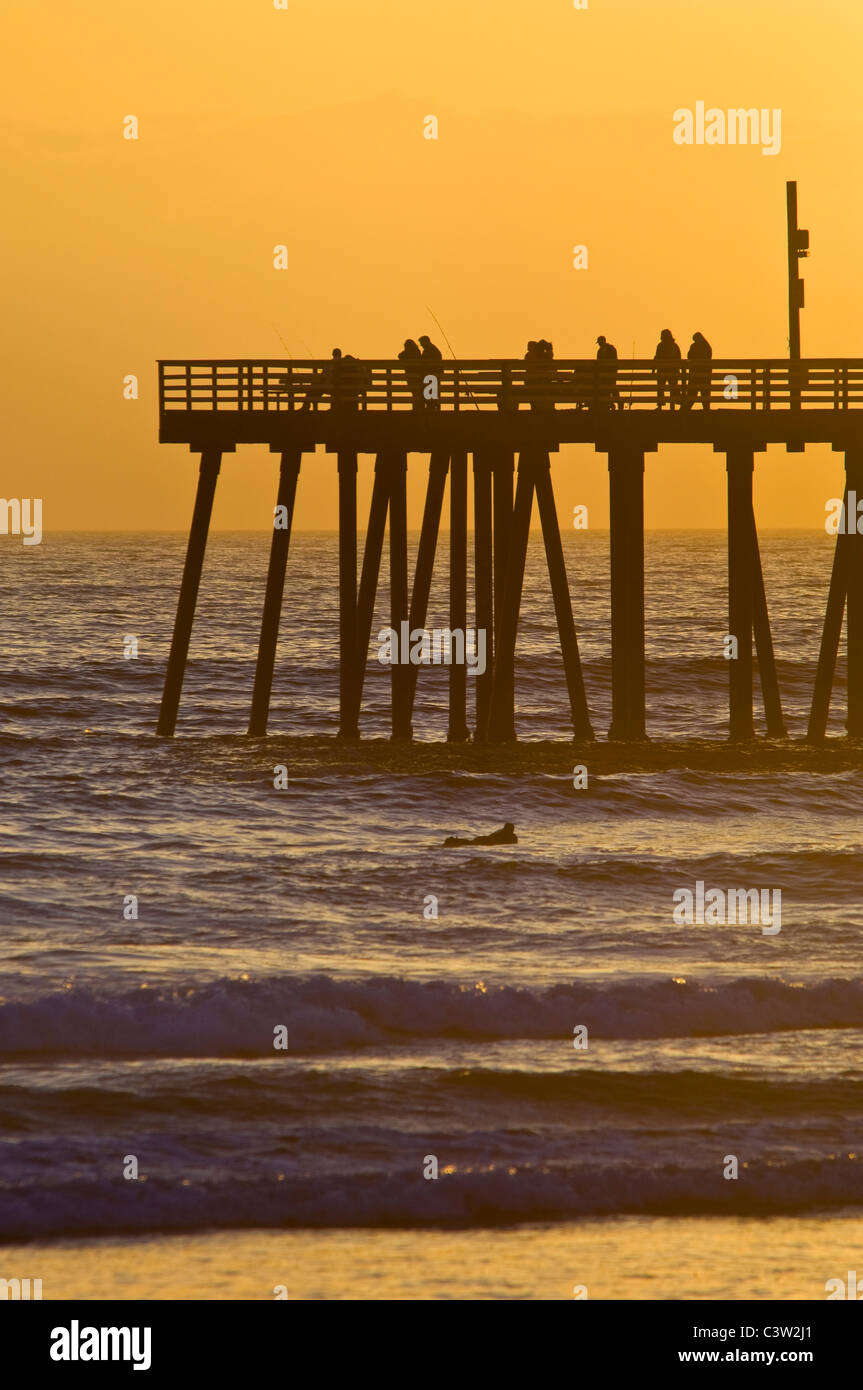 Coucher du soleil la lumière sur la jetée et les vagues de l'océan à Pismo Beach, San Luis Obispo County, Californie Côte Banque D'Images