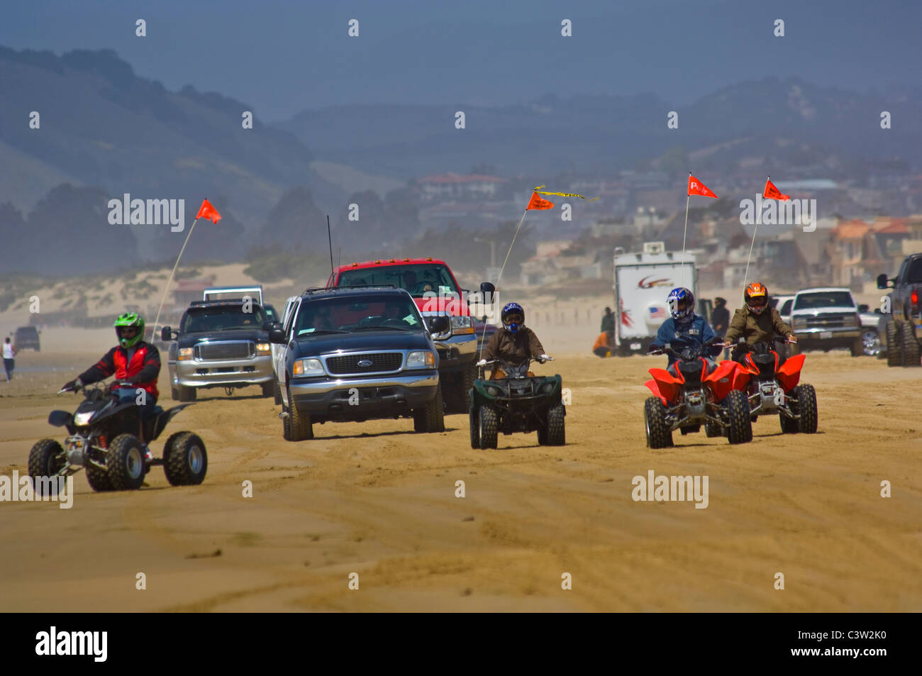 Les VTT et les véhicules roulant sur le sable à l'Oceano Dunes State Vehicular Recreation Area, Oceano, California Banque D'Images