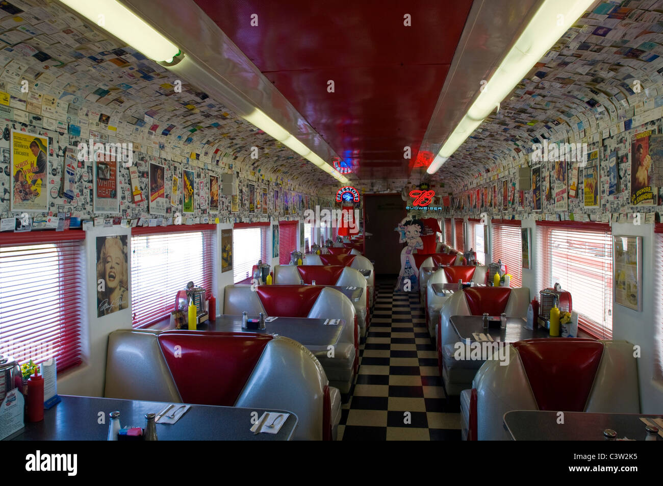Style des années 1950 Rock n' Roll Diner dans un ancien wagon de train converti coach, Oceano, California Banque D'Images