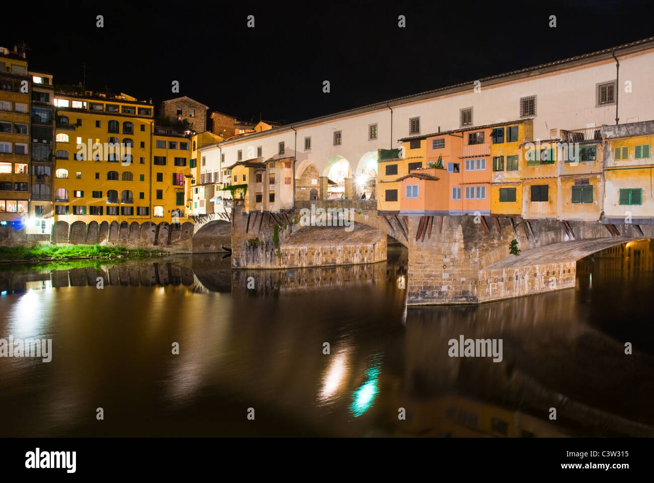 Il s'agit d'une image de la ponte Vecchio pont traversant la rivière Arno, à Florence (Firenze) Italie. Banque D'Images