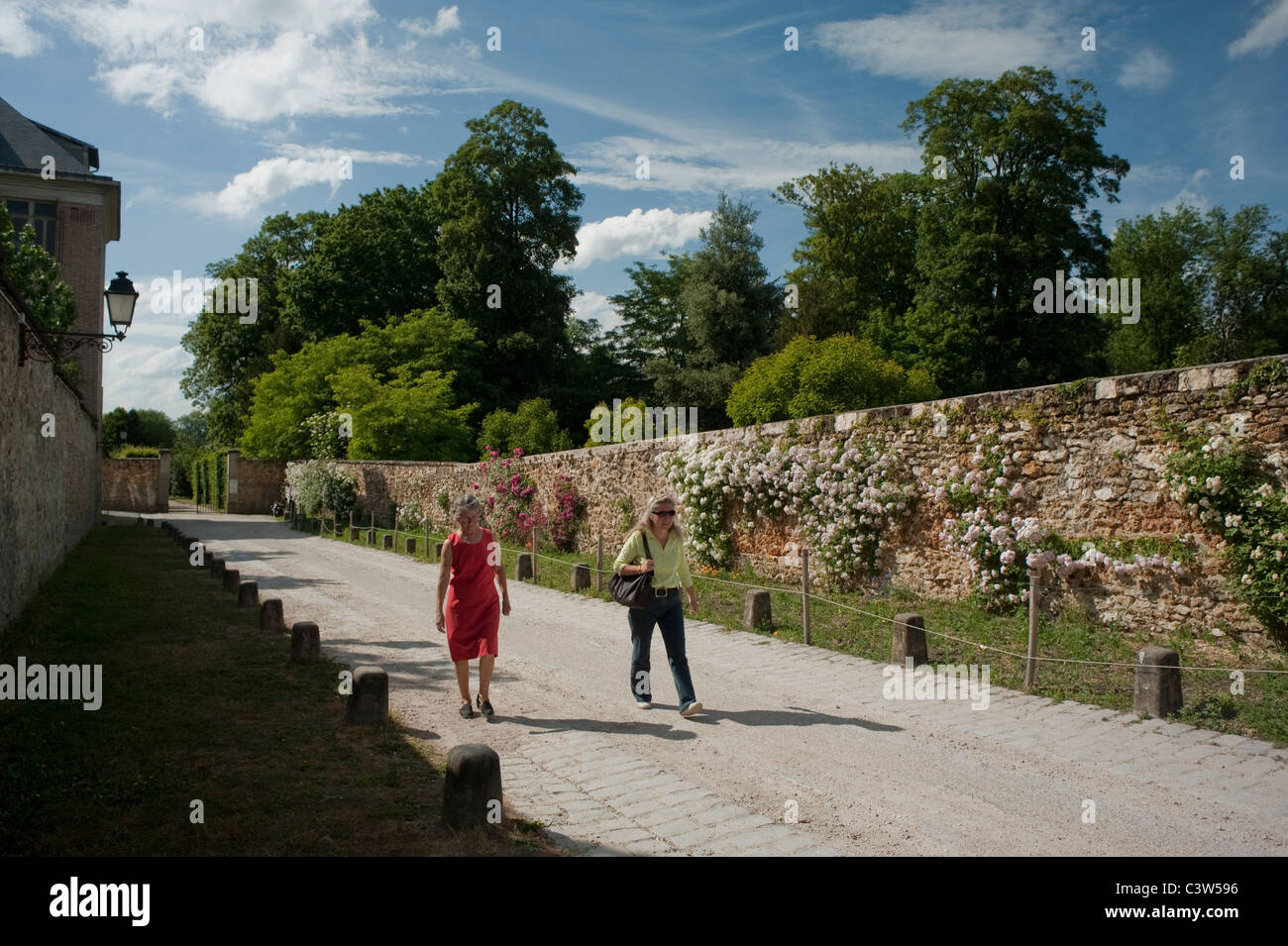 Versailles, France, scènes de parc urbain, 'Parc Balbi', deux femmes marchant, Jardins de Versailles Banque D'Images