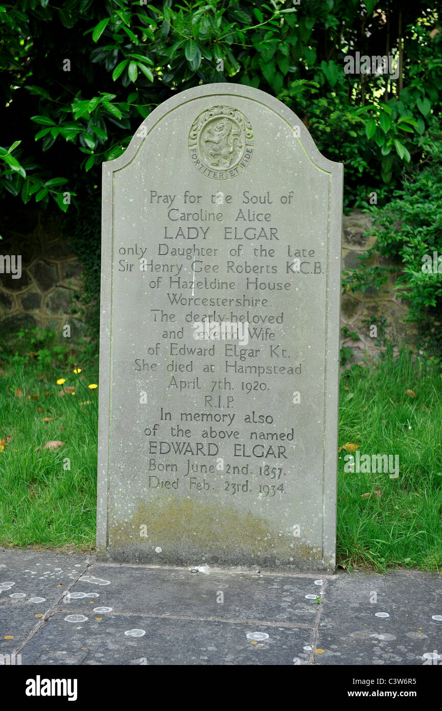 La tombe du compositeur britannique Sir Edward William Elgar au St Wulstan Église catholique romaine, peu de Malvern, Worcestershire. Banque D'Images