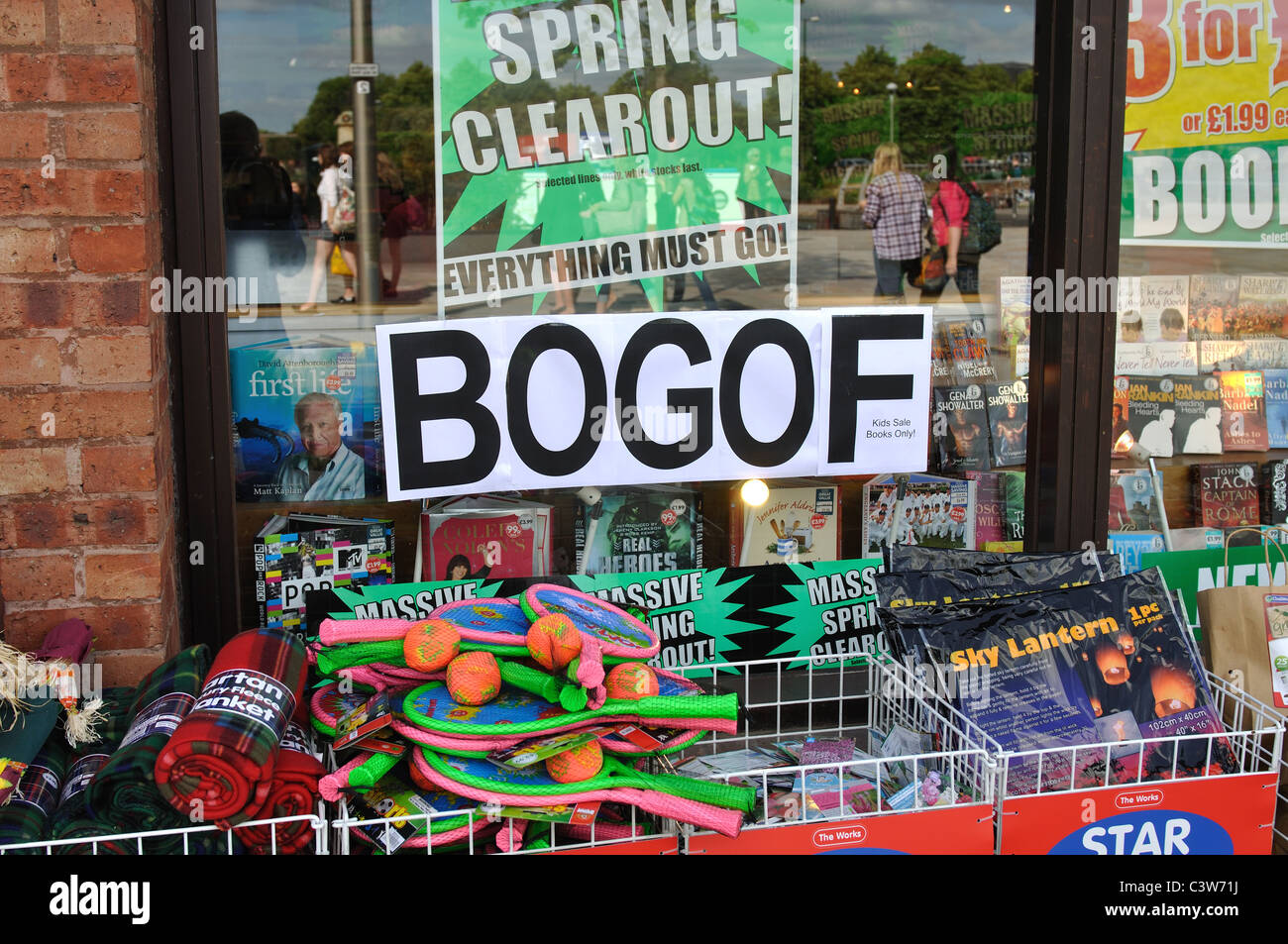 BOGOF sign in shop window Banque D'Images