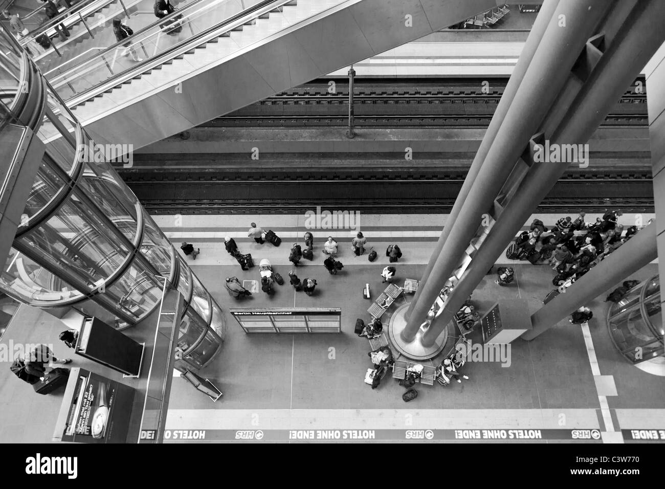 Un portrait de l'occupé Berlin Hauptbahnhof, la gare la plus importante dans la capitale allemande. Banque D'Images