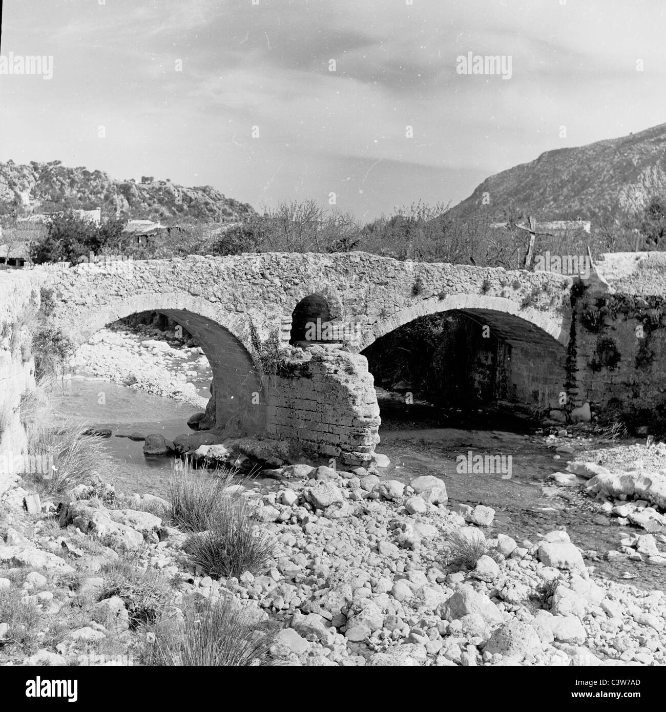 Un pont en pierre petit ruisseau dans la campagne espagnole pris en 1950. Banque D'Images
