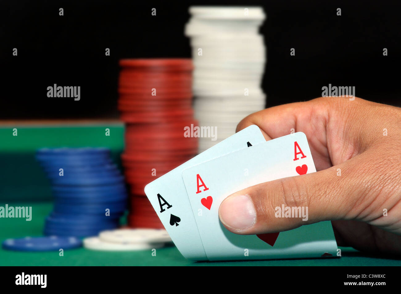 Table de Poker avec la main d'un joueur à l'as Banque D'Images