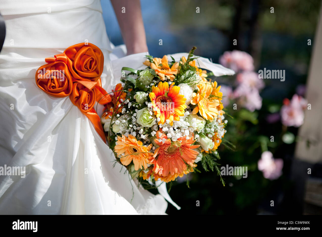 Bride holding bouquet de fleur de mariage Banque D'Images