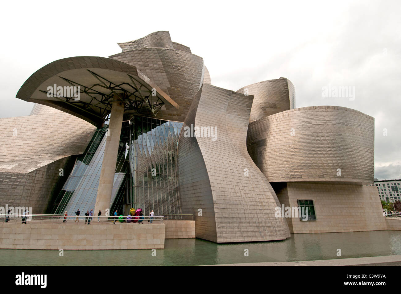 Le Musée Guggenheim Bilbao L'art contemporain moderne conçu par l'architecte américain Frank Gehry Canadien Espagne Pays Basque Banque D'Images