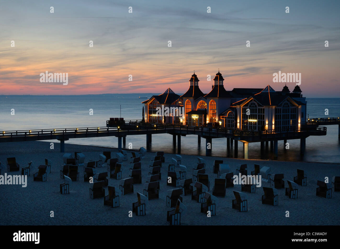 Jetée de Binz sur l'île allemande de Rügen, côte de la mer Baltique, dans la nuit Banque D'Images