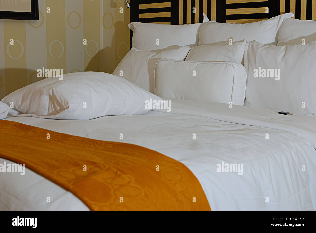Chambre d'hôtel moderne avec des bonbons sur l'oreiller Banque D'Images