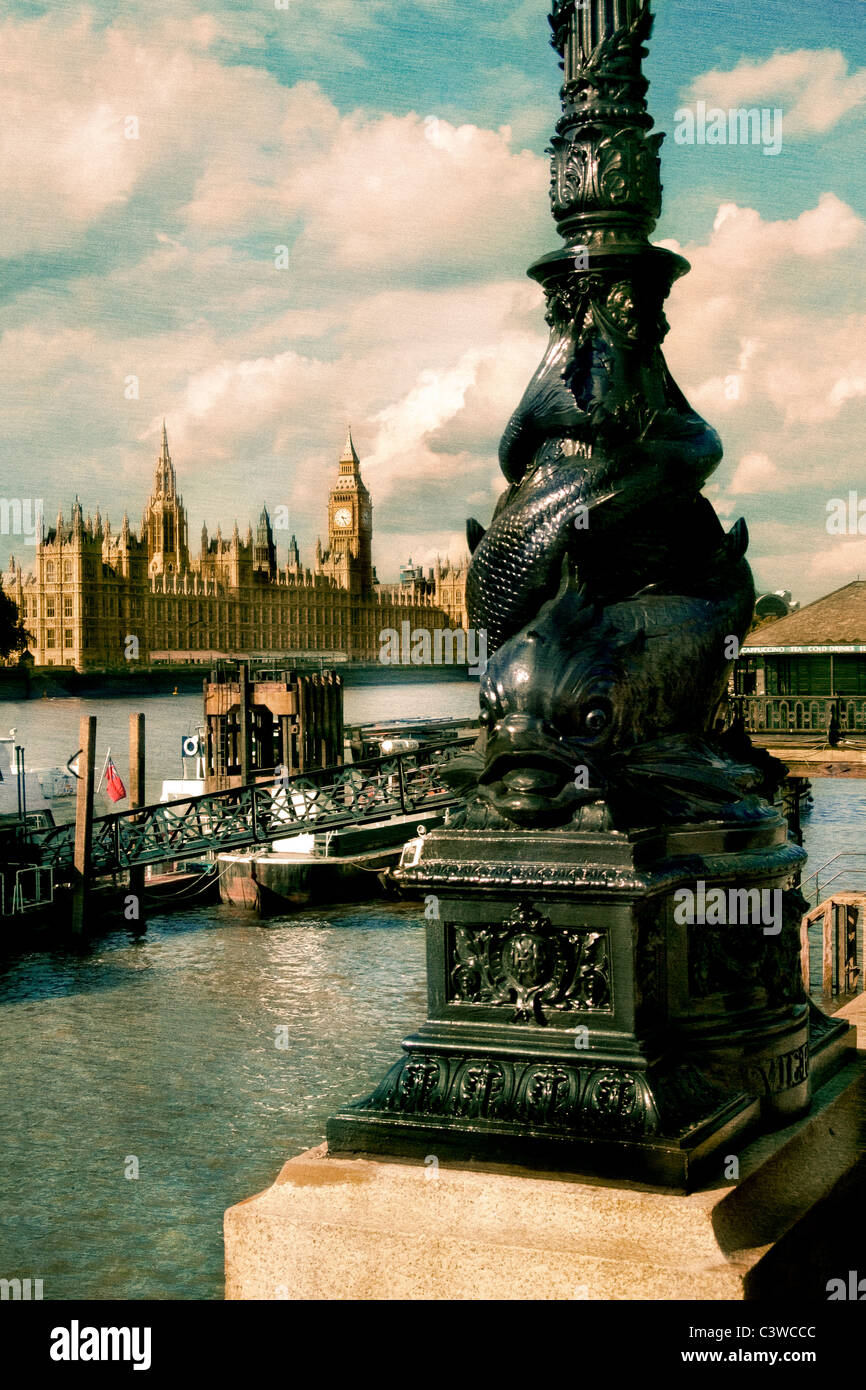 London South Bank Street lamp de poissons à l'échelle de la rivière Thames Chambres du Parlement. Banque D'Images