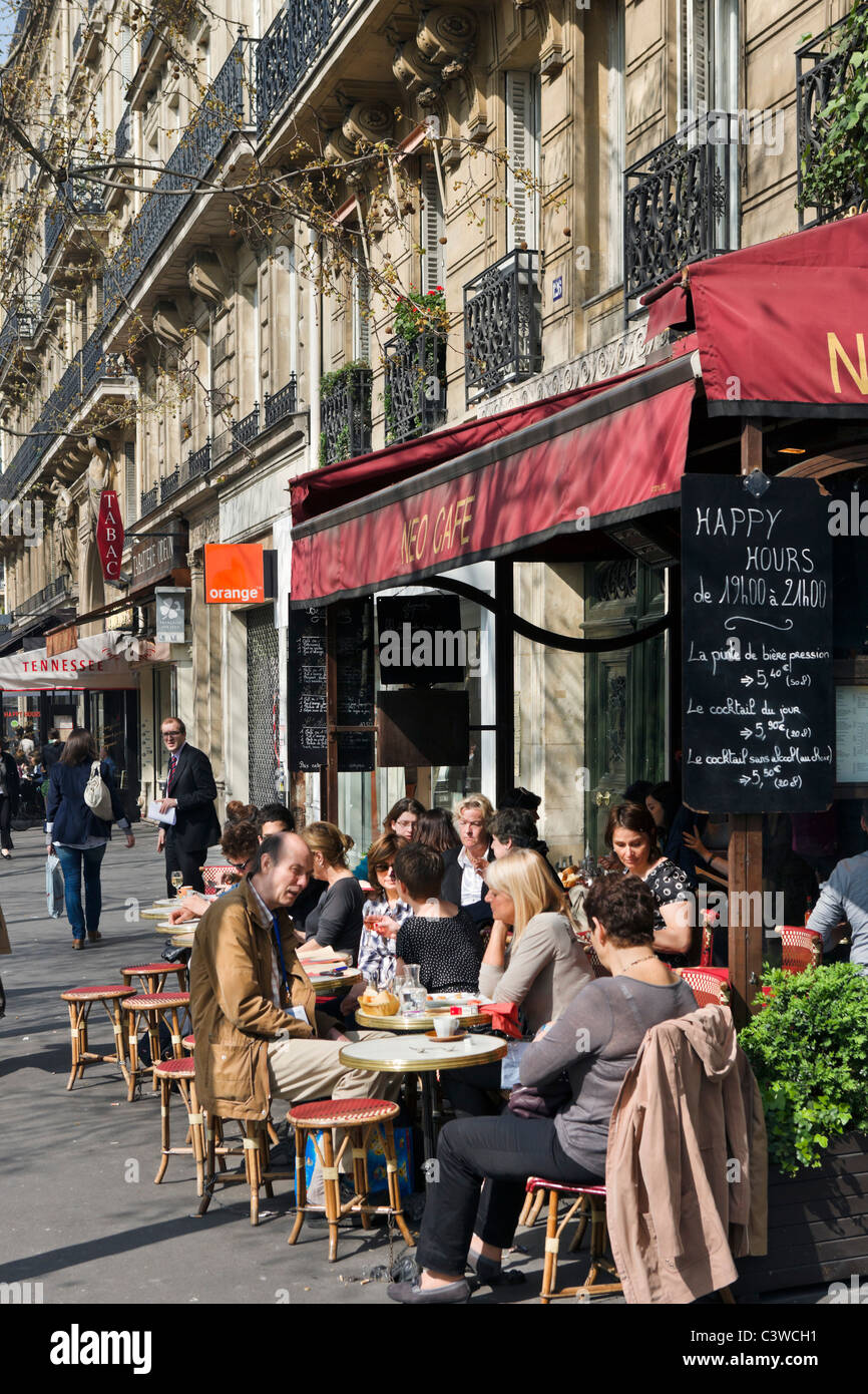 Sidewalk cafe sur le Boulevard Saint Germain près de l'Odéon, Saint Germain, Paris, France Banque D'Images