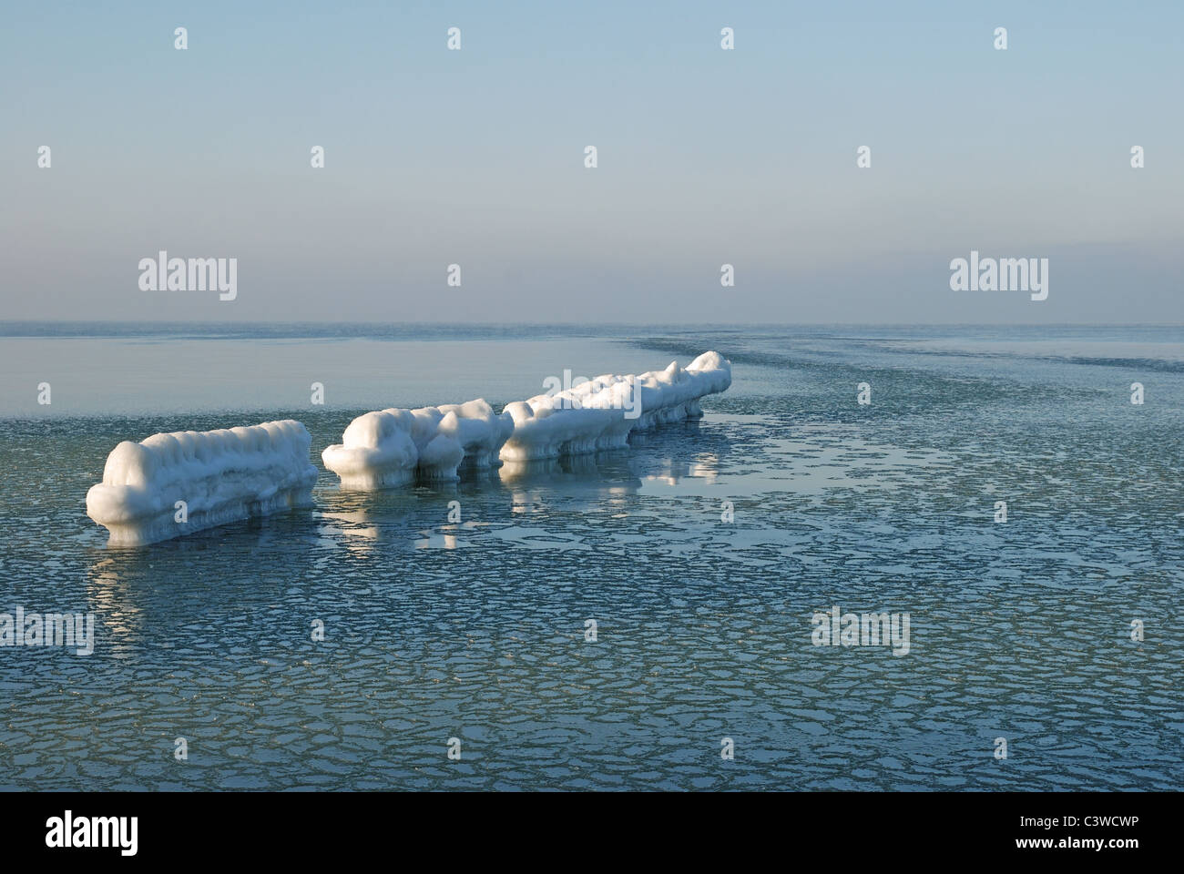Brise-lames couvertes de glace. La mer Baltique Banque D'Images