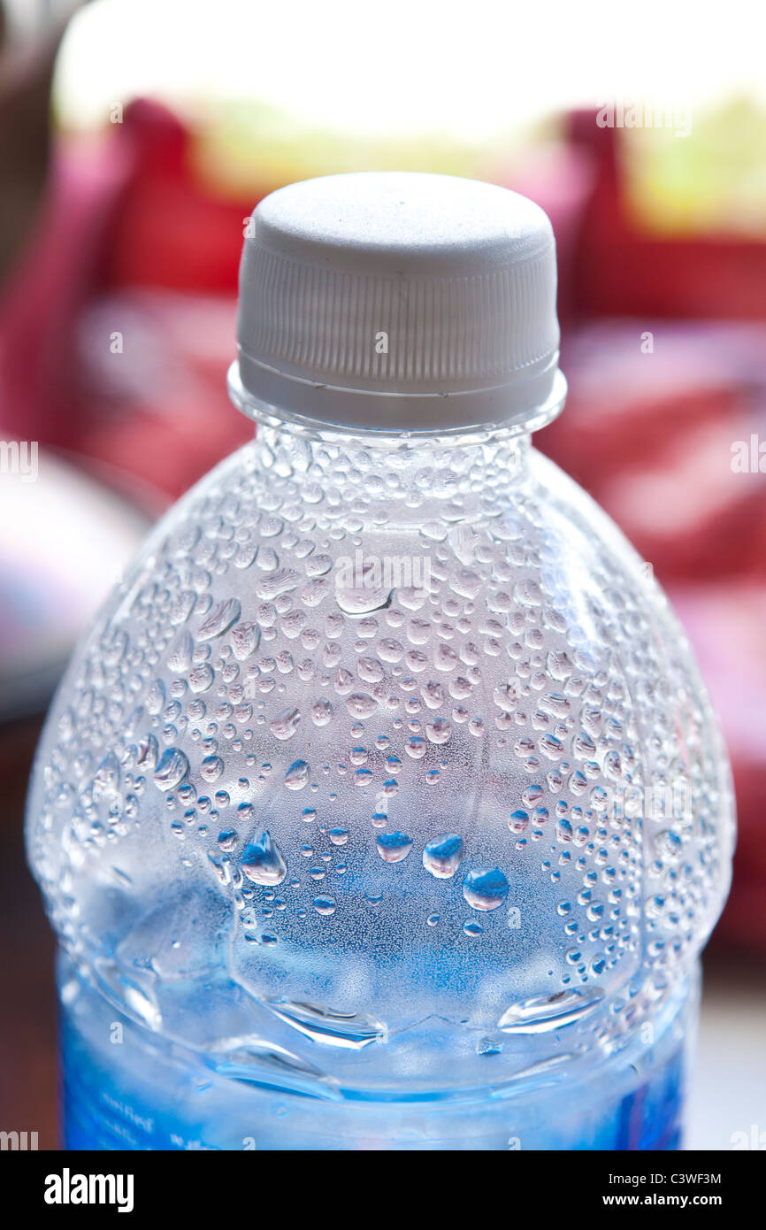La condensation de l'eau dans une bouteille d'eau Banque D'Images